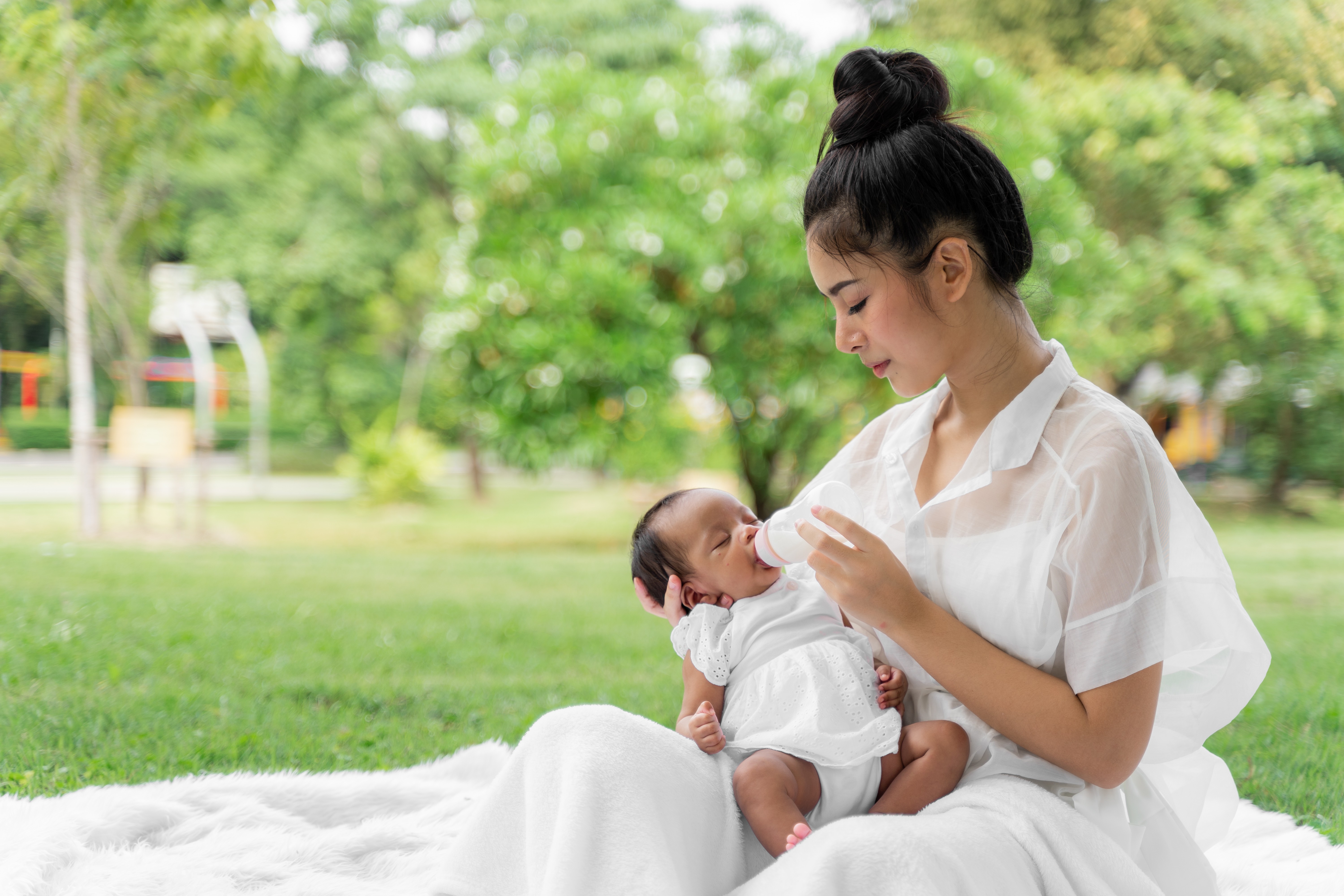 gumoh bayi, muntah bayi, perbedaan gumoh dan muntah, cara menangani gumoh bayi, muntah berlebihan pada bayi, Bunda, si Kecil